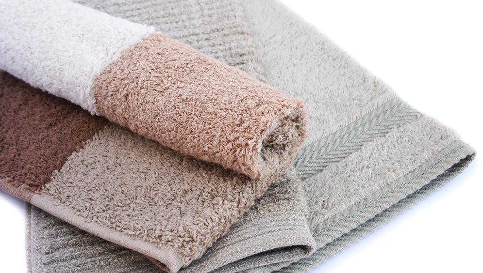 不管毛巾多脏多黄,教你一方法,洗完毛巾又软又干净,方法真棒