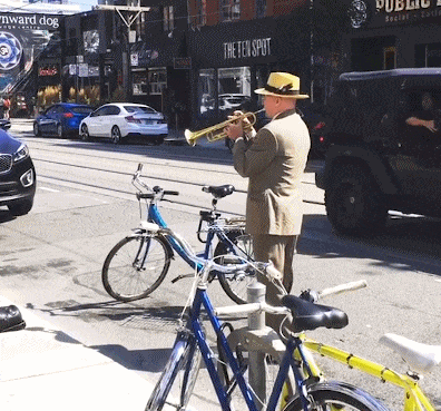 |搞笑GIF：太高兴了 据说新娘当时都开心的哭了