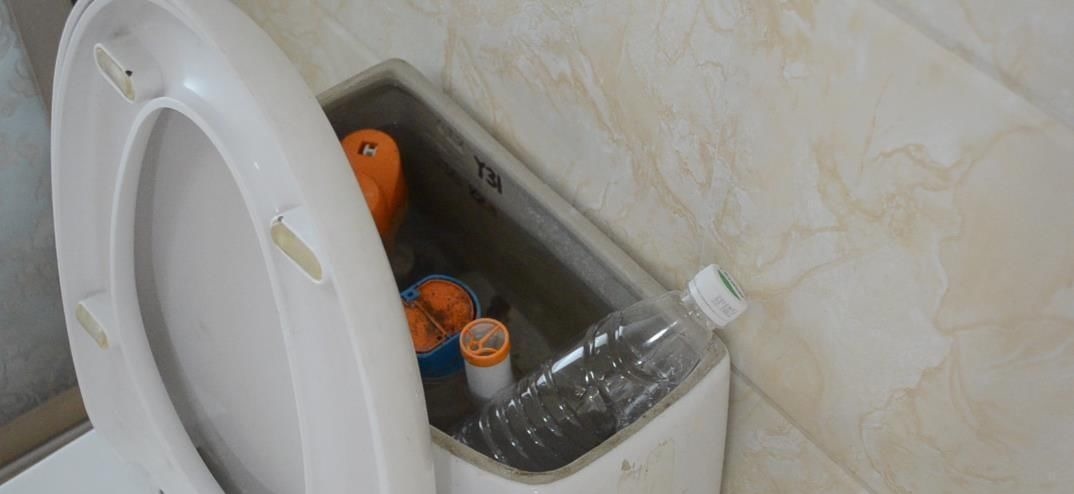 把这2样东西放进马桶里, 马桶不刷也不会脏臭, 看完赶紧去试试