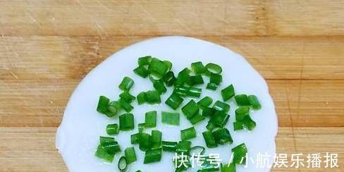 葱油饼这一种做法，不用和面，10分钟就能吃上香喷喷的早餐