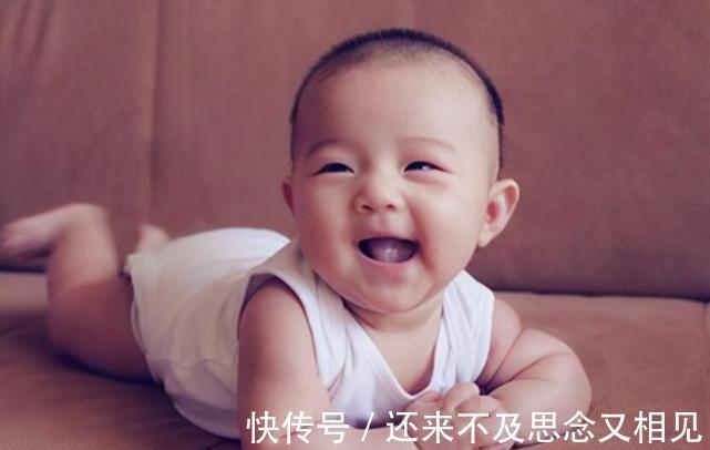 一只手|五个月宝宝的发育情况、具备了哪些能力?来看看你家娃达标了吗