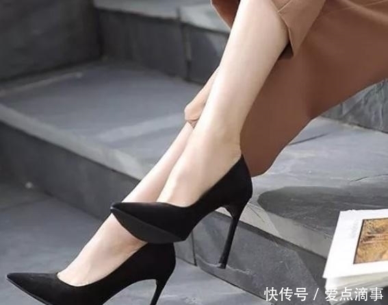 细跟鞋融入经典时尚元素，彰显出不一样的潮流范儿！