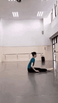 |搞笑GIF趣图:休想碰我男朋友!妹子你这也太快了吧!