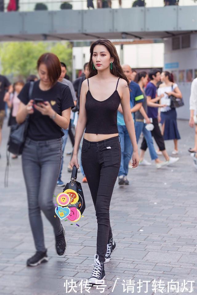  牛仔裤|时尚穿搭黑色吊带上衣+黑色牛仔裤，这样穿搭显腿长