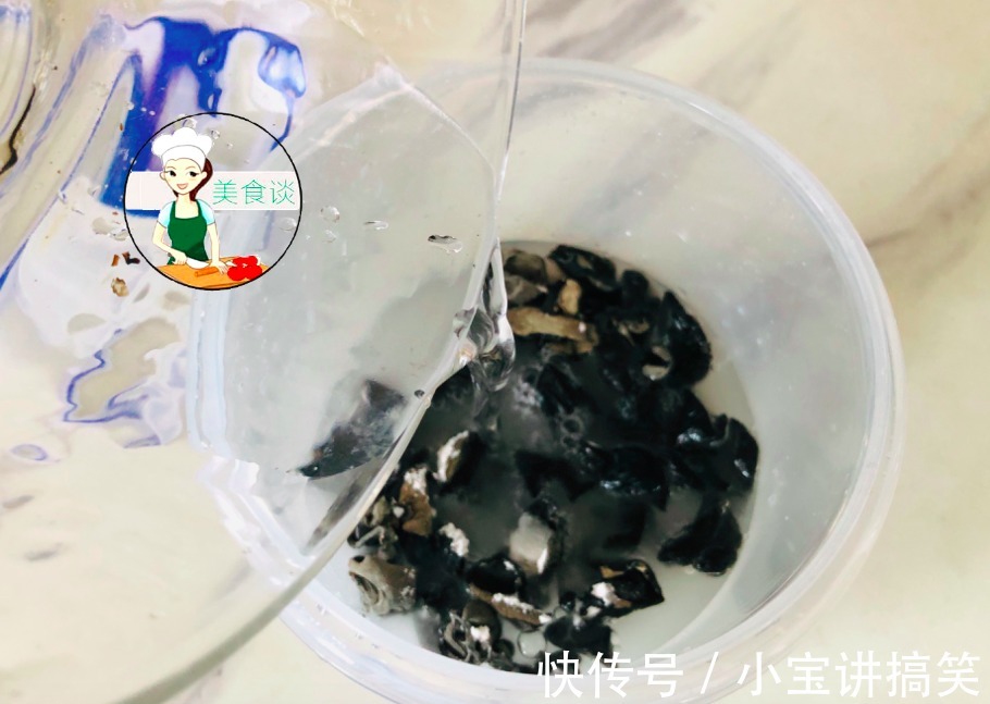 泡木耳别直接加水!大厨教您一招,晃一晃2分钟泡发,又软又干净