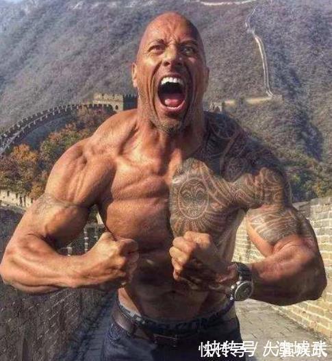 杰伊$他因画画水平“太烂”,反而成为网红,把巨石强森画成一块石头