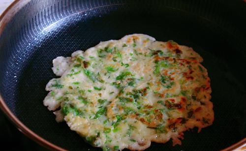 这菜叶子别扔掉，用来烙饼最好吃，清香扑鼻，大人小孩都爱吃