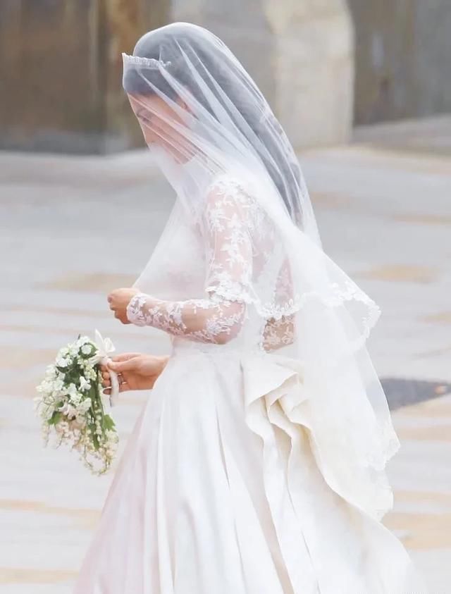 蕾丝|各国王妃的婚礼头纱设计,丹麦王妃的最华丽、梅根的很用心