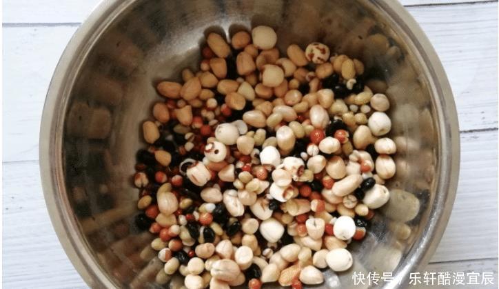 红豆杂粮粥|女生经常熬夜别忘多喝这粥,这几样补血的食材熬一锅,滋补又养发