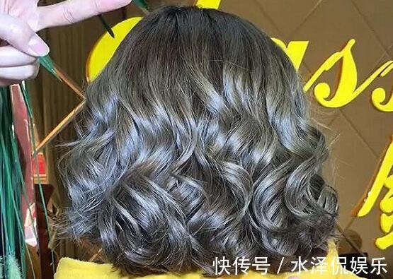 美的 40岁的发型师忠告女人50岁后，头发越短越卷，越卷越小