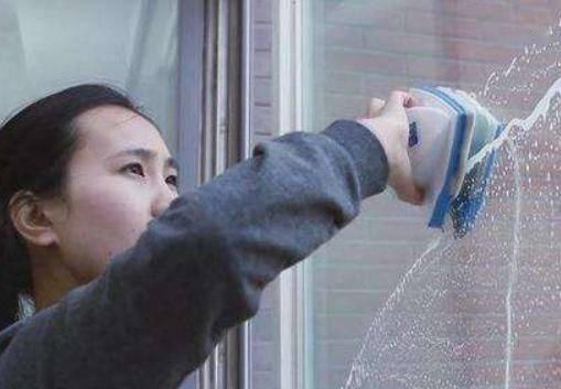 东西|还在用报纸擦玻璃保洁阿姨告诉你“此方法”既干净又省时