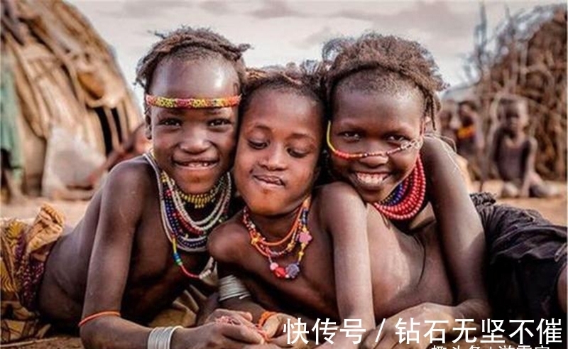 牛腿|非洲原始部落:男子都能生撕牛腿,每人8块腹肌!女人用大树接生