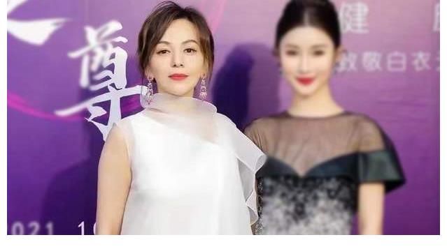 田樸珺創(chuàng)辦貴族學(xué)院，99萬學(xué)費惹爭議！老公王石公開支持她