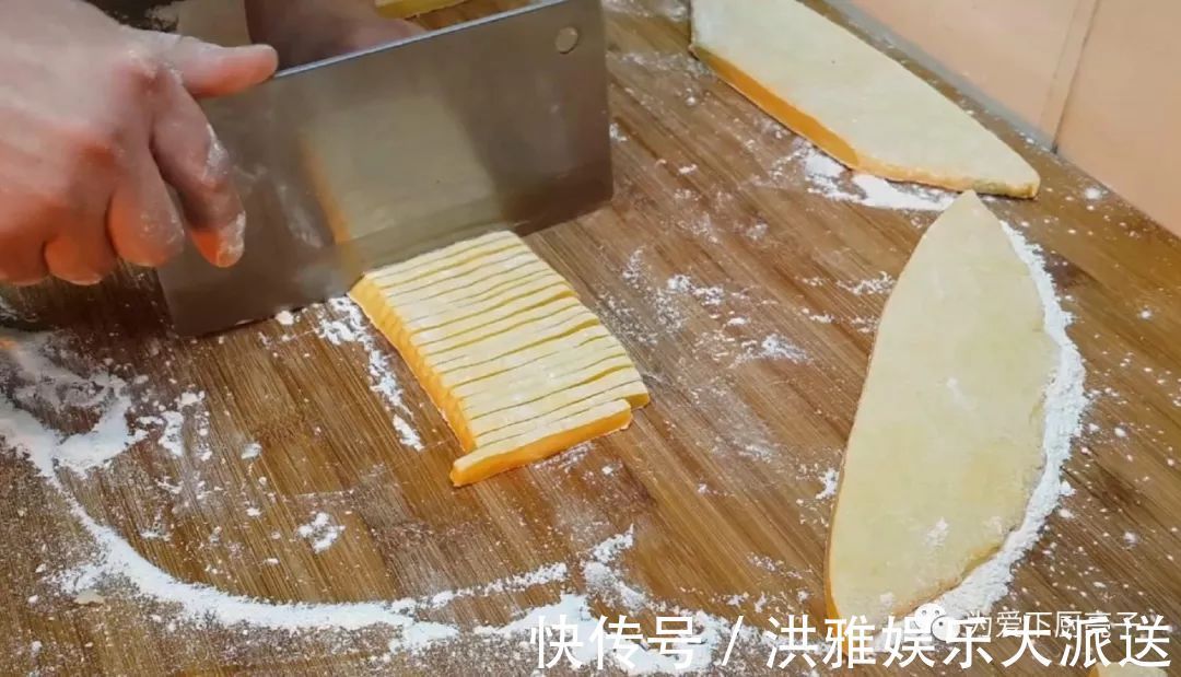 红枣|5个鸡蛋，1斤面粉，锅里一炒，做出创意小零食，比蛋糕好吃十倍