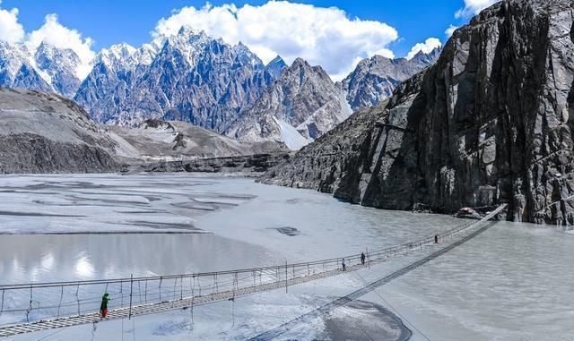 中国人援建的中巴公路，又是世界上最高最美最险的公路，堪称奇迹