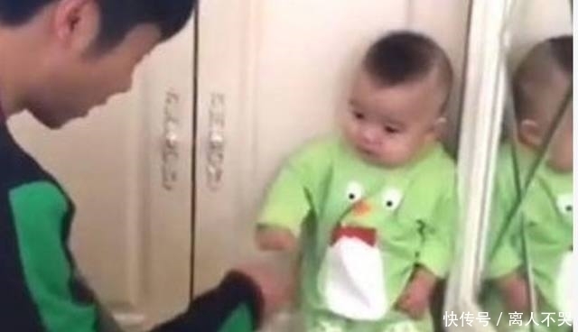 宝爸|宝宝深夜看电视被爸爸罚站,委屈地看着爸爸,小表情简直太可爱了