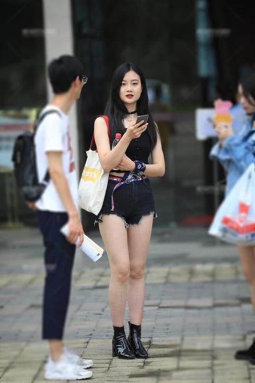着黑色修身上衣搭配高腰短裙，温婉大方，貌美如花