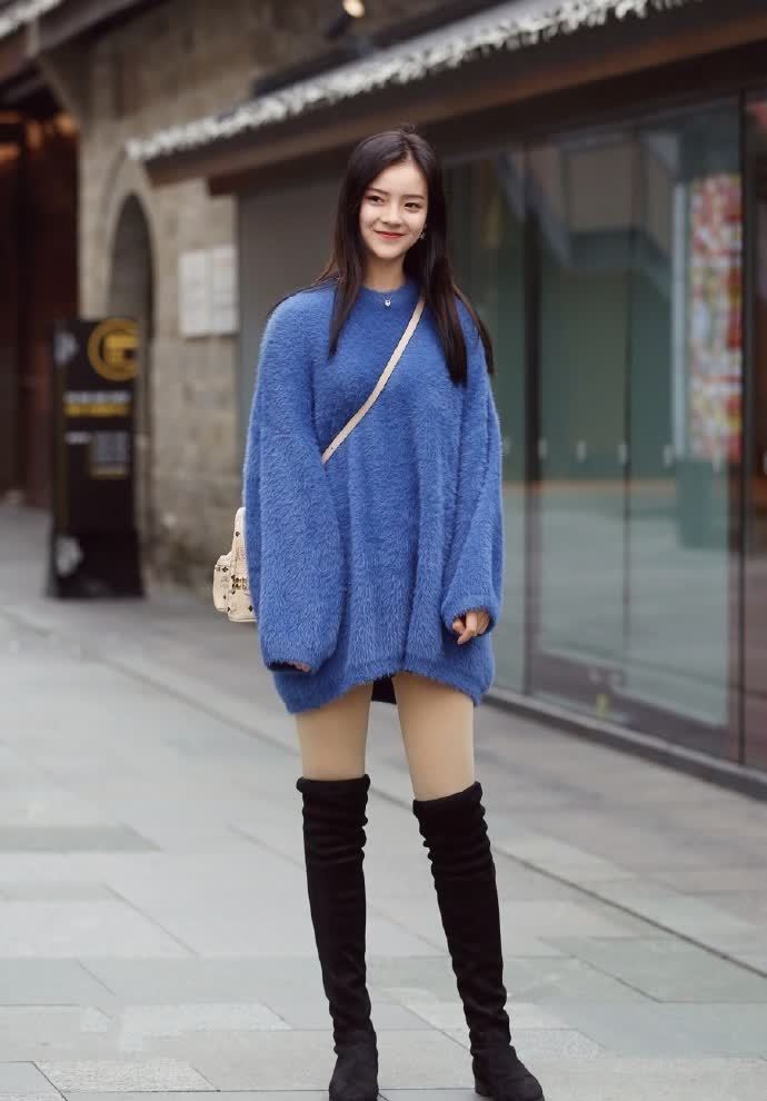 美女 美女蓝色毛衣搭配长筒靴, 长腿笔直性感, 果然脸小的都漂亮