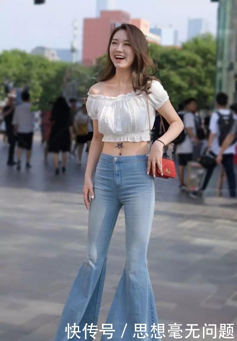 上衣|白色短款上衣搭配牛仔喇叭裤,出街惊艳全场,美丽又不失气场