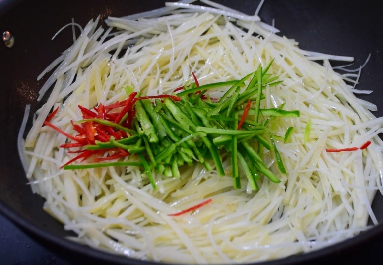 大厨|炒土豆丝,放醋时间不能错!大厨教你正确做法,脆爽入味,不粘锅