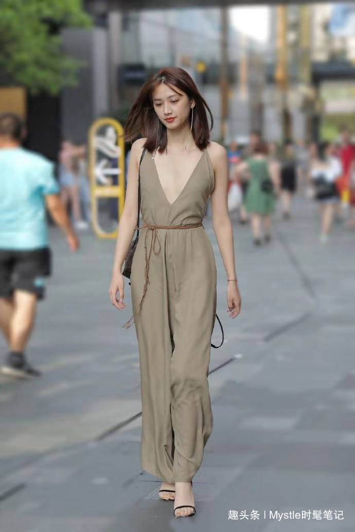 穿搭 小姐姐太会穿了!把连体裤穿出连衣裙的高级感,尽显十足的女人味