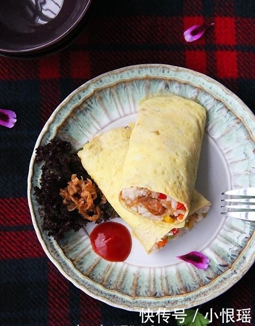 这绝对是你见过的食材最丰富的蛋包饭,做法还超简单