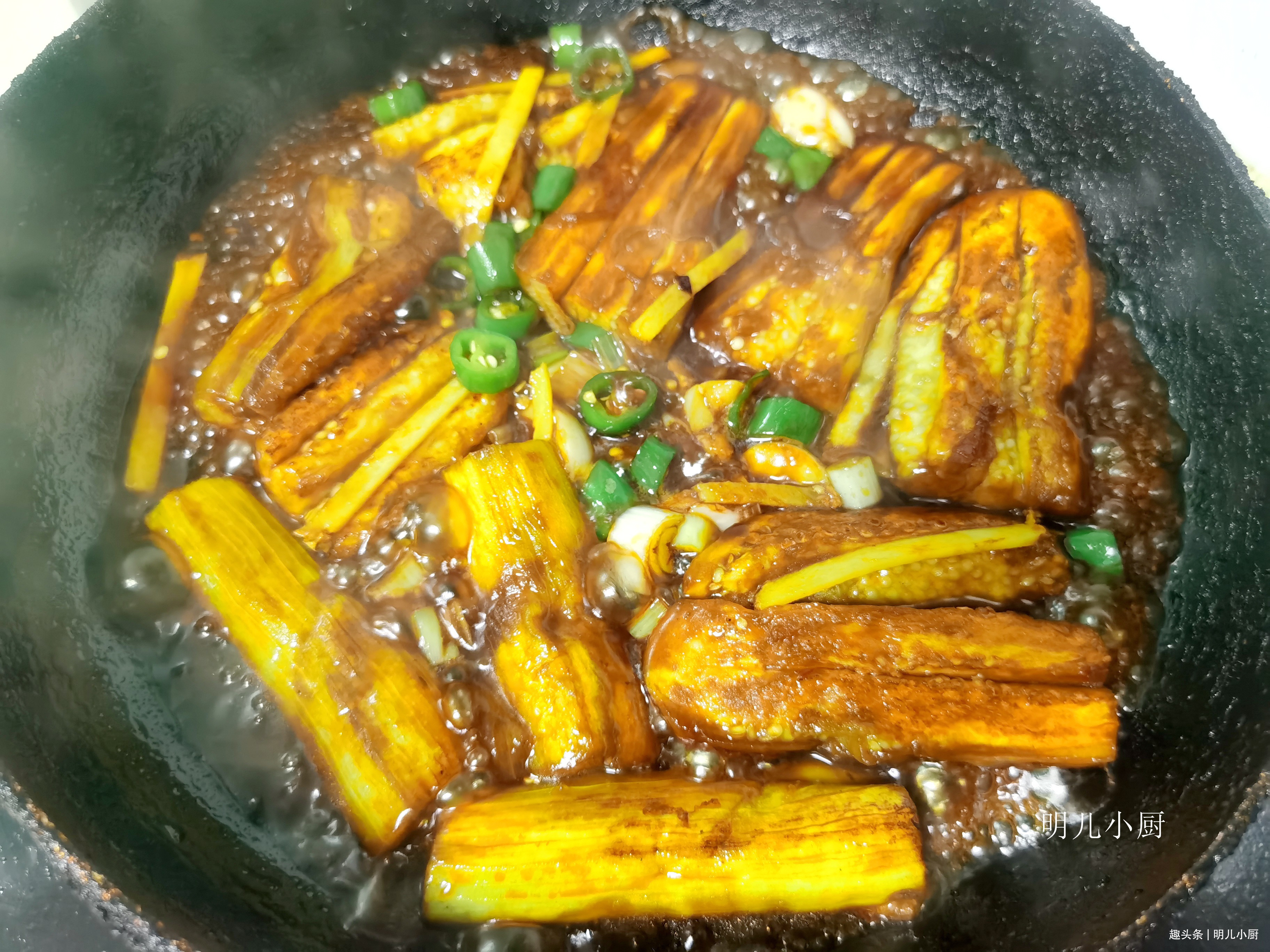 烧茄子放一小勺油就可以，好吃不油腻，网友厉害了，我的大厨！