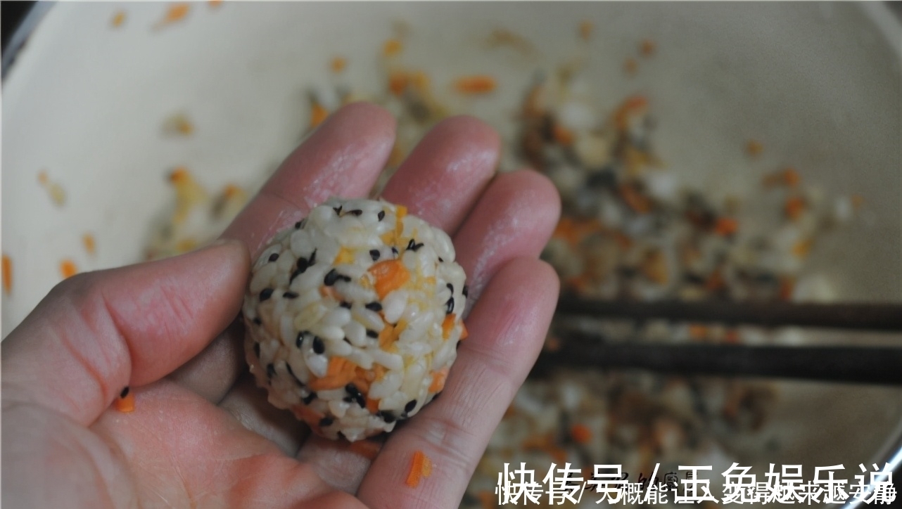 做法|米饭新做法，儿子着了迷，配点蔬菜，简单一做，天天吃不够