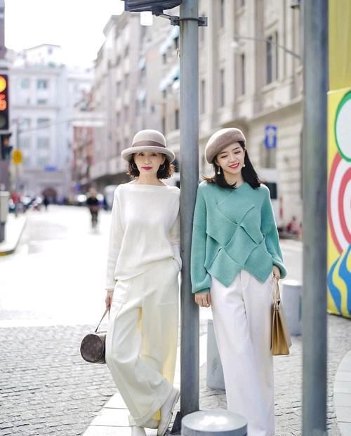 这对“神仙母女”初春穿搭太美，50岁妈妈照着穿，气质优雅更时髦