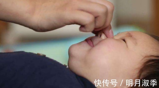 小技巧|2岁儿子乖巧吃饭,“地中海”发型太吸睛,网友:上辈子是个阿哥