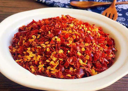  炸辣椒油时，先别急浇热油，多加此步，或许辣油鲜亮味道香！