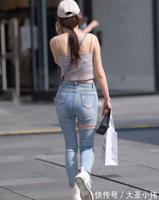 打底裤 美女街拍:粉色修身吊带搭配蓝色牛仔打底裤,一定的技巧,比较考验身材