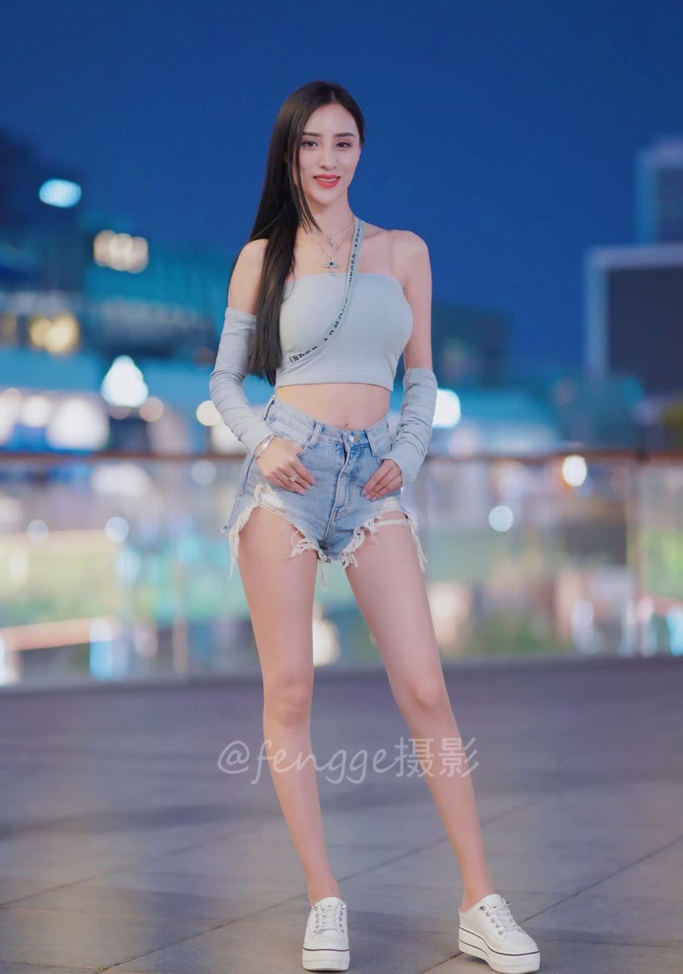 三里屯 知名模特吴怡现身三里屯, 穿搭时尚秀美腿