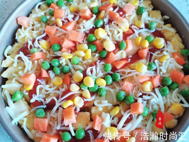 拉丝|没想到馒头做的披萨也这么美味，披萨底部金黄，蛋香奶香味道浓郁