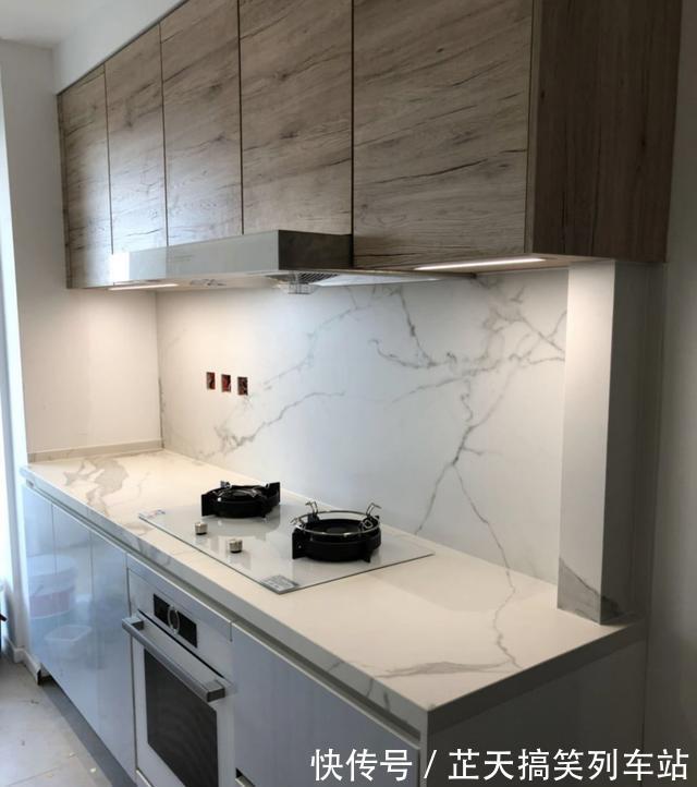 收纳|厨房别再贴瓷砖了,这种新型替代材料,看着高级还耐脏