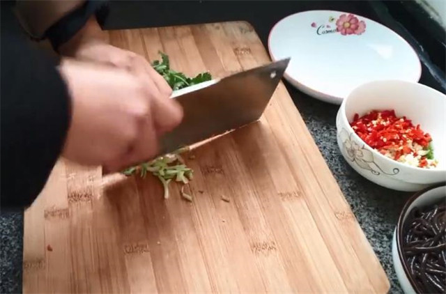 饭店的酸辣蕨根粉为什么做的那么好吃？其实做法很简单