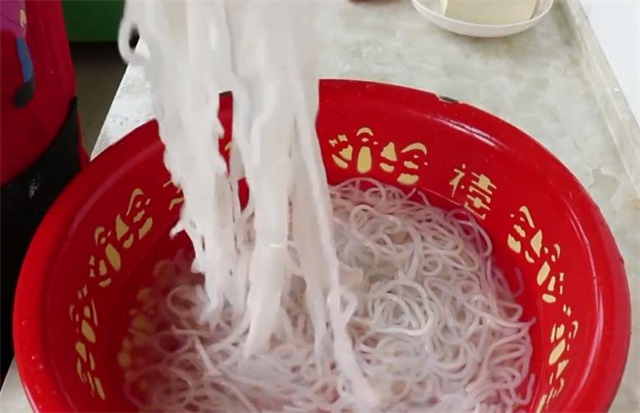 碱面|不用一点明矾,教你自制土豆粉条,白色透明筋道,比买的好多了
