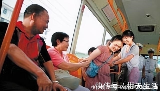 孕妈|大妈公交上逼孕妇让座,咒骂“孩子早晚会掉”,孕妈的反击很解气