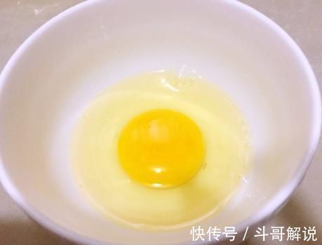 大厨|炸馒头片时,先裹蛋液是不对的,大厨教我正确做法,酥香不吸油