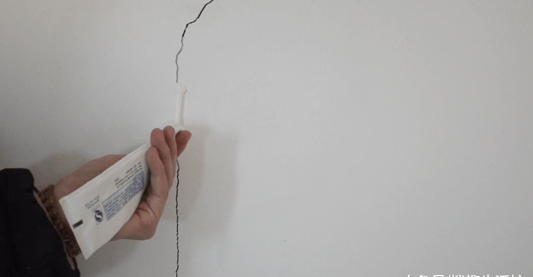 家里白墙不仅脏还有裂缝怎么办 用它涂一涂, 墙壁立马焕然一新