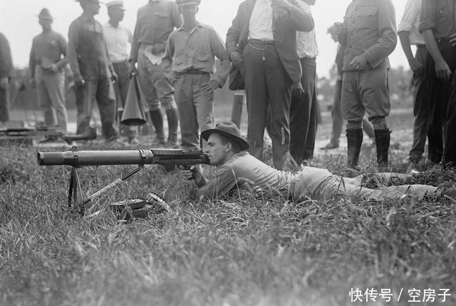棍子|一战中的英国轻机枪,举起来能当棍子敲德军脑袋的刘易斯轻机枪