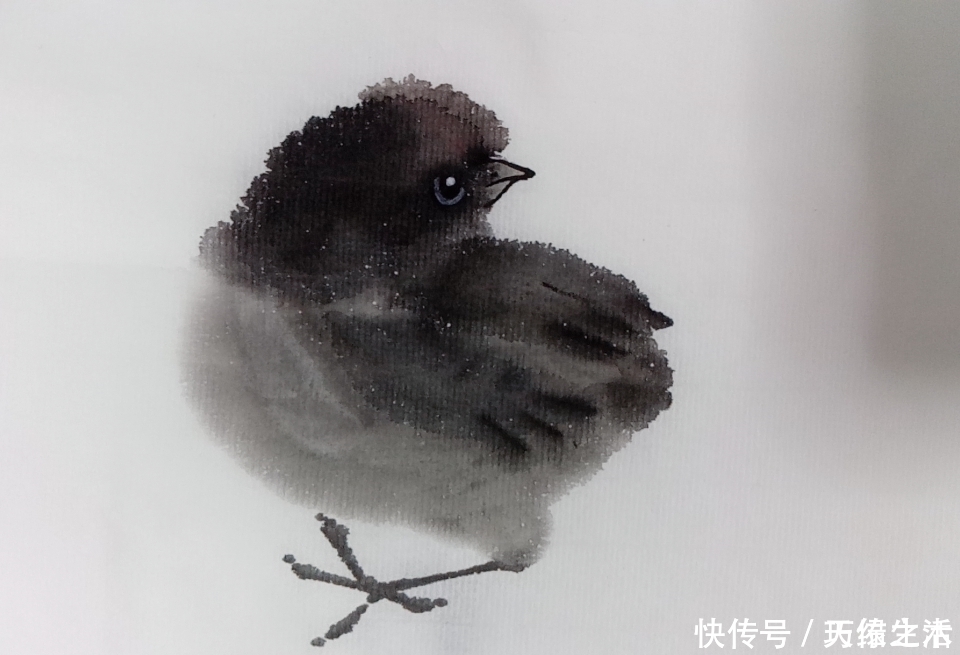 笔尖$国画写意(向右扭头的小鸡仔)画家用笔精湛,简单几笔,生动形象