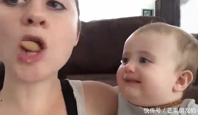 甜筒|2岁宝宝让妈妈尝口甜筒,不想被妈妈全吃掉,宝宝的反应笑翻妈妈