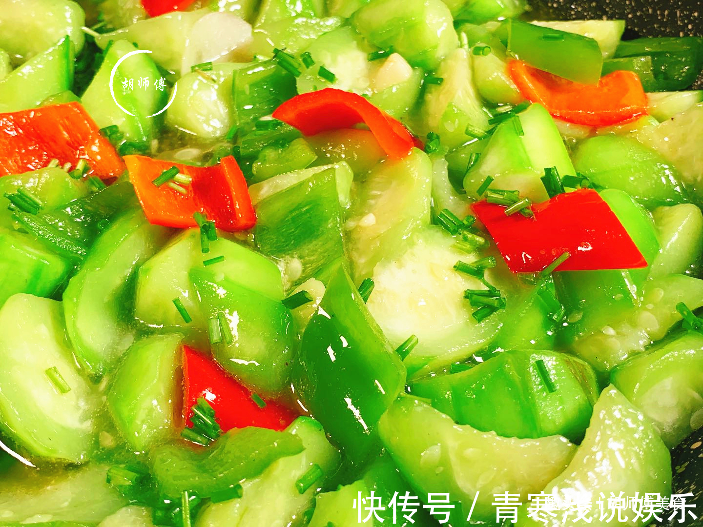 才知道,炒丝瓜不能先放油,教你1个妙招,丝瓜不发汁,绿如翡翠