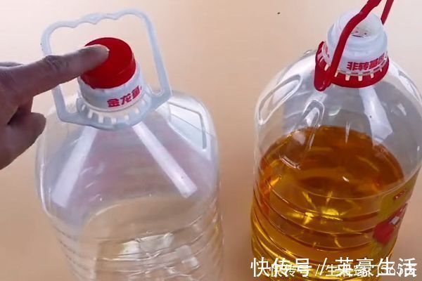 淘米|油腻腻的空油桶不用洗，只需要加点它晃一晃，油渍轻松洗干净！