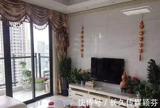 电视背景墙|没骗人!我家墙面贴满瓷砖,入住3年后还和当初一样清爽又亮堂