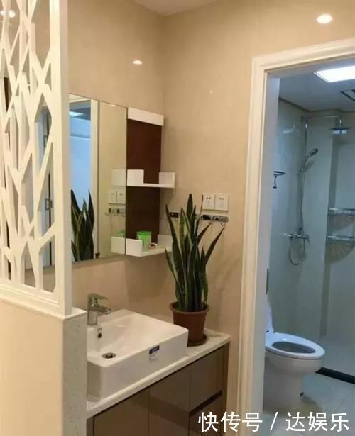 卫生间|把洗手台放在卫生间门外,加上隔断的设计,如今很流行