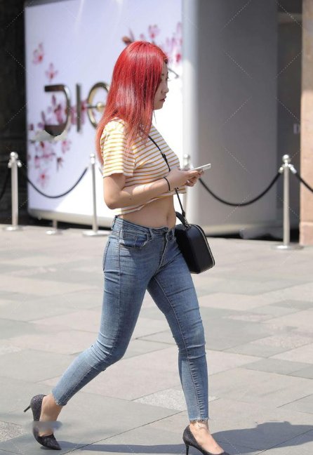 短款条纹图案上衣，搭配简单牛仔裤，塑造轻松减龄的休闲穿搭