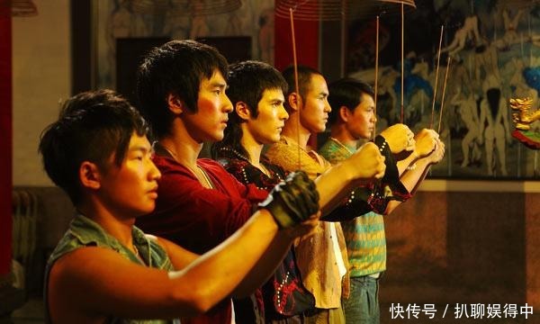 喝血|在古代拜把子,为何要喝血酒烧3把半香?懂得这个规矩的人不多