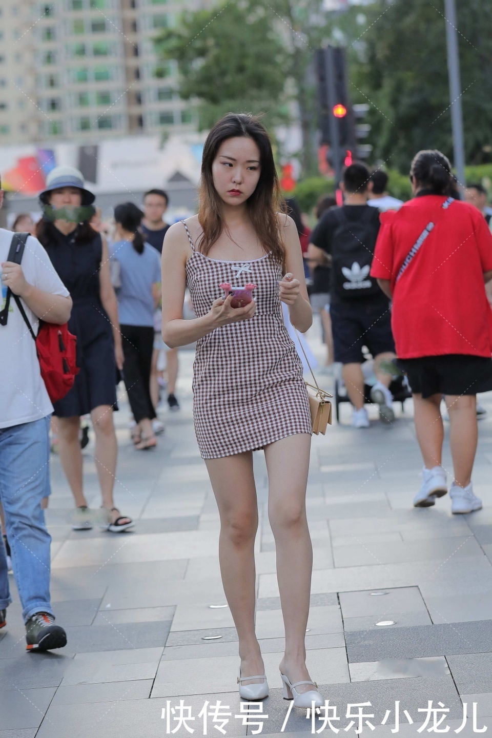 吊带裙|格子吊带裙,你知道如何搭配,才更有时尚感吗?